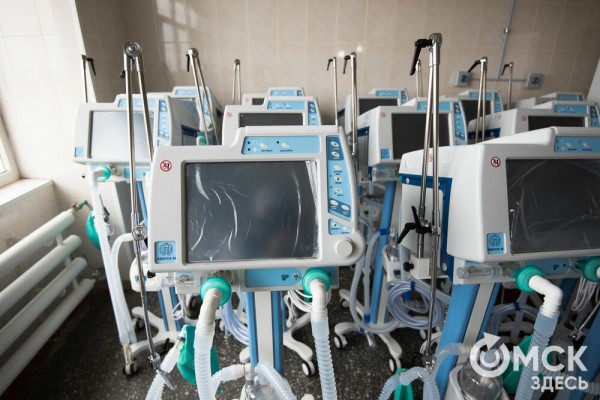 "Они спасают, когда человек не может дышать". В Омск поступили новые аппараты ИВЛ