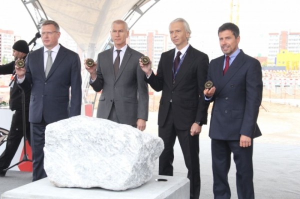 Закладка капсулы с именными шайбами на площадке строительства «Арены Омск»