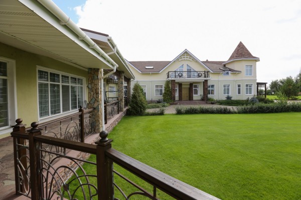 Под Омском продают усадьбу за 99 млн рублей Под Омском продают усадьбу за 99 млн рублей