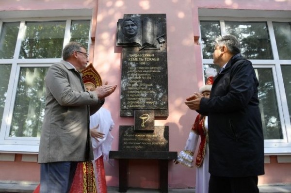 В Омске открыли мемориальную доску Кемелю Токаеву