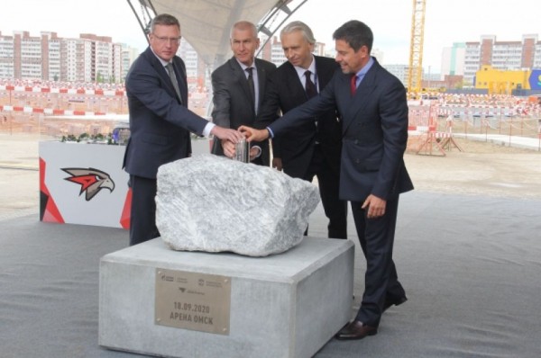 Закладка капсулы с именными шайбами на площадке строительства «Арены Омск»