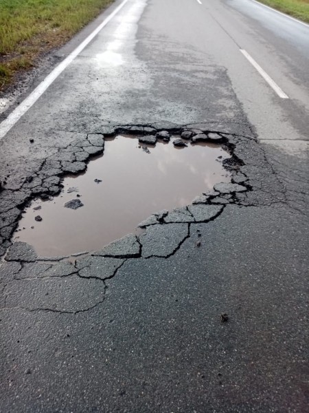 Из-за ямы на трассе Омск-Муромцево едва не погиб водитель