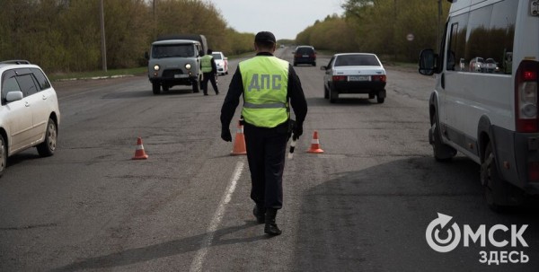 На выезде из Омска легковушка влетела под газовоз