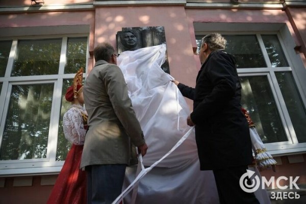 В Омске открыли мемориальную доску отцу президента Казахстана