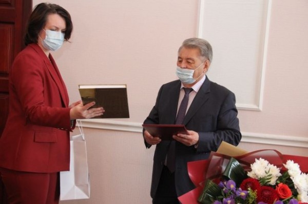 Мэр Оксана Фадина поздравила Почётного гражданина Омска с 80-летием