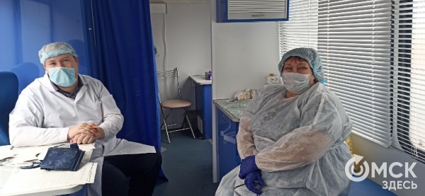 Если надо - уколюсь! Как проходит вакцинация в передвижных омских медпунктах