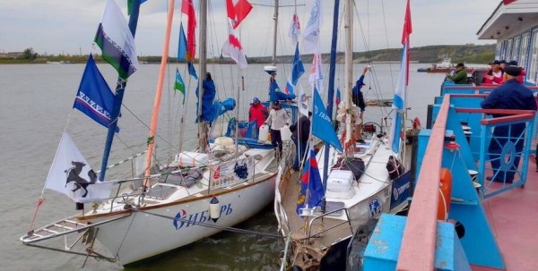 Яхта "Сибирь" плывёт по Омской области
