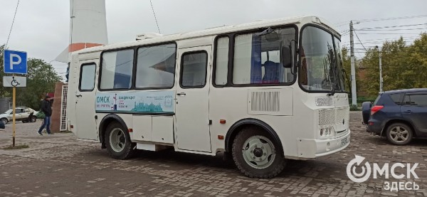 Если надо - уколюсь! Как проходит вакцинация в передвижных омских медпунктах