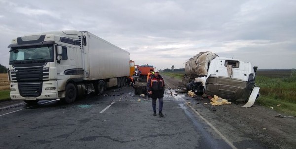 Три грузовика столкнулись под Омском, перекрыв движение на несколько часов