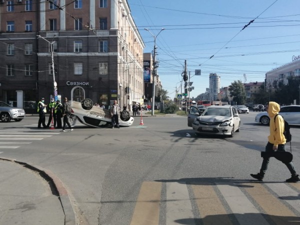 В Омске на центральном перекрётке перевернулся легковой автомобиль
