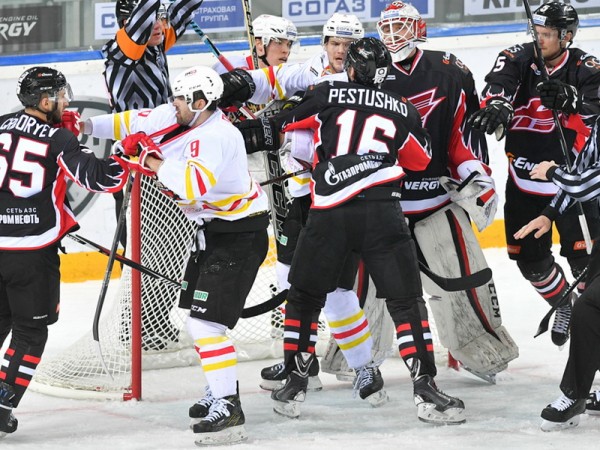 Гол в пустые ворота. Из истории встреч «Авангарда» и «Куньлунь Ред Стар»
       
        Гол в пустые ворота. Из истории встреч «Авангарда» и «Куньлунь Ред Стар»