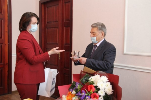 Мэр Оксана Фадина поздравила Почётного гражданина Омска с 80-летием