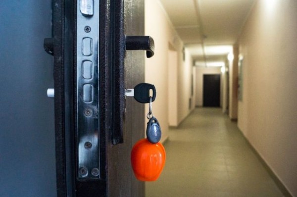 В Омске 30 детей-сирот получили ключи от своих новых квартир