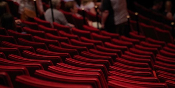 Жителей Омска просят остерегаться театральных мошенников