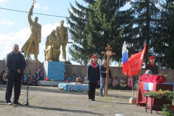 Останки солдата с почестями перезахоронили в Омской области Останки солдата с почестями перезахоронили в Омской области