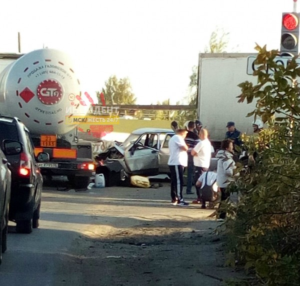 На выезде из Омска легковушка влетела под газовоз