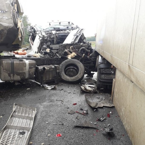 Три грузовика столкнулись под Омском, перекрыв движение на несколько часов