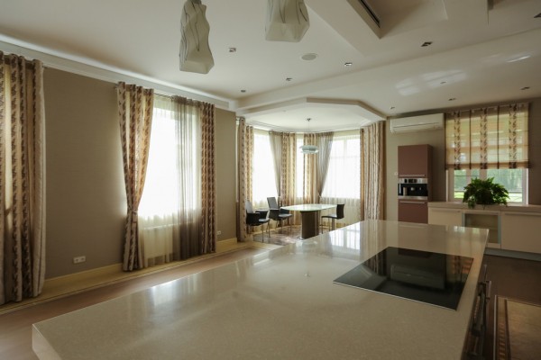 Под Омском продают усадьбу за 99 млн рублей Под Омском продают усадьбу за 99 млн рублей