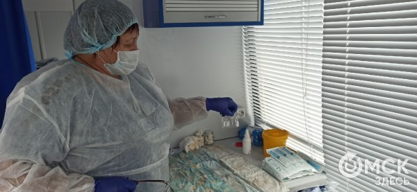 Если надо - уколюсь! Как проходит вакцинация в передвижных омских медпунктах