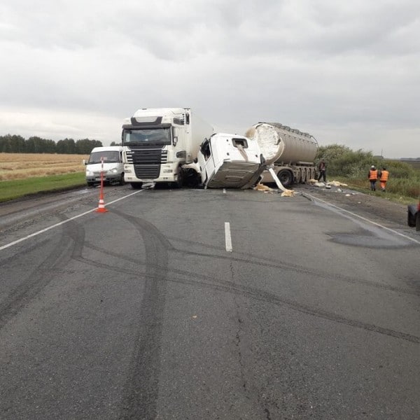 Три грузовика столкнулись под Омском, перекрыв движение на несколько часов