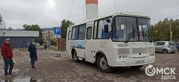 Если надо - уколюсь! Как проходит вакцинация в передвижных омских медпунктах