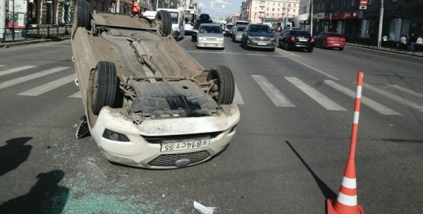 В Омске на центральном перекрётке перевернулся легковой автомобиль