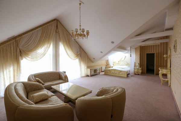 Под Омском продают усадьбу за 99 млн рублей Под Омском продают усадьбу за 99 млн рублей