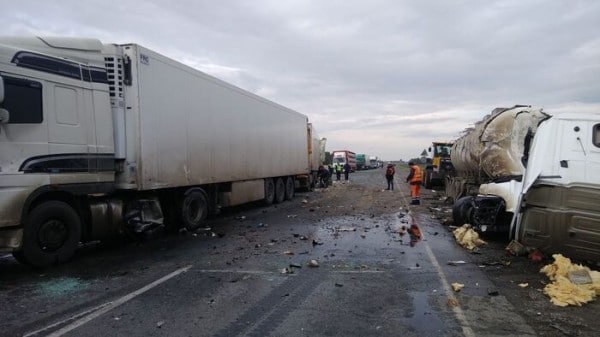 Три грузовика столкнулись под Омском, перекрыв движение на несколько часов