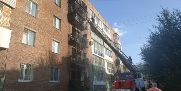 В доме на окраине Омска загорелись балконы на всех этажах В доме на окраине Омска загорелись балконы на всех этажах