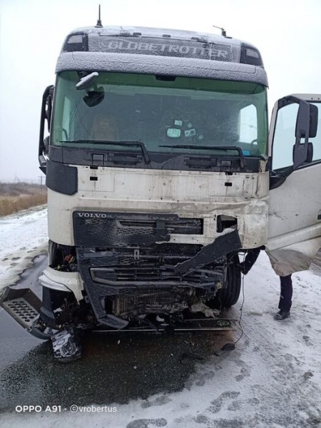Мужчина и 17-летний парень погибли в легковушке, влетевшей в грузовик