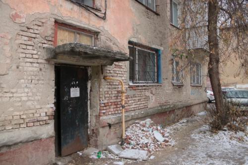 «Вот где настоящий коронавирус»: как омичи живут в многоэтажке, где рассыпаются стены