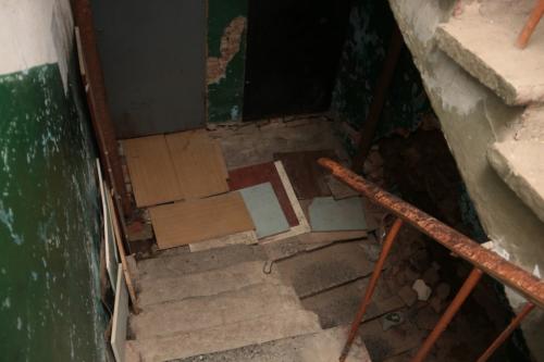 «Вот где настоящий коронавирус»: как омичи живут в многоэтажке, где рассыпаются стены