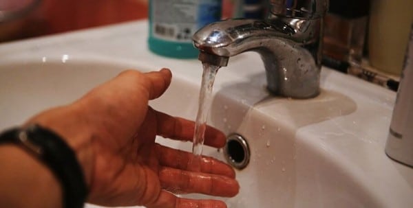 Вода с химическим запахом полилась из кранов в домах омичей
