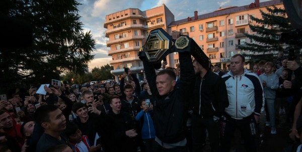 Боец Пётр Ян пообещал наказать своего нового соперника за слова