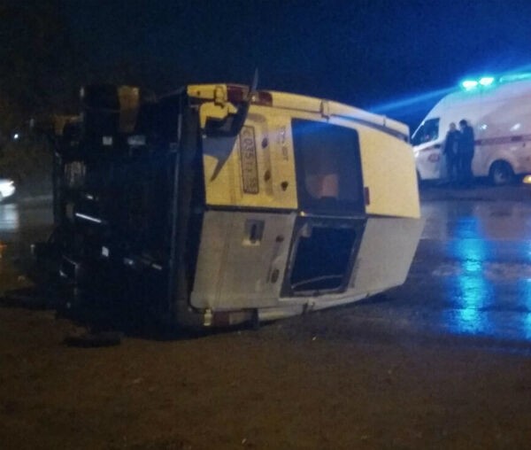 Легковушка влетела в автобус с рабочими, семь человек в больнице