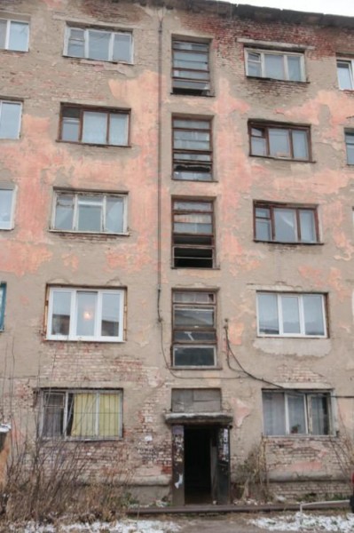 «Вот где настоящий коронавирус»: как омичи живут в многоэтажке, где рассыпаются стены