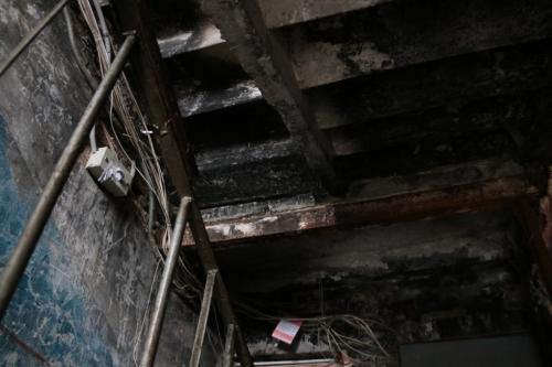 «Вот где настоящий коронавирус»: как омичи живут в многоэтажке, где рассыпаются стены