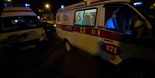 Легковушка влетела в автобус с рабочими, семь человек в больнице