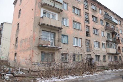 «Вот где настоящий коронавирус»: как омичи живут в многоэтажке, где рассыпаются стены