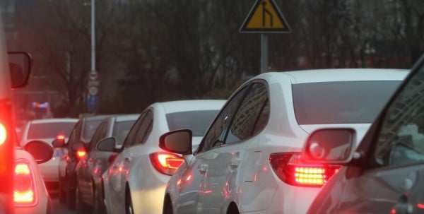 Омские автомобилисты создают пробки во дворе