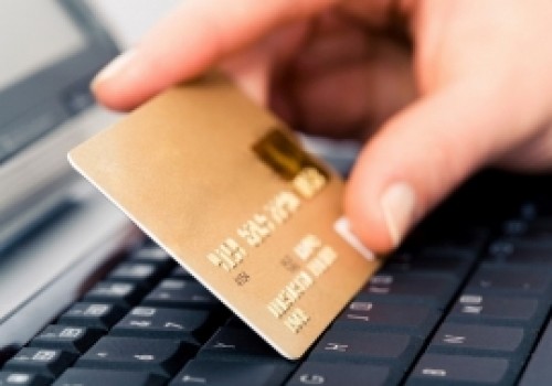 Студенты омского колледжа нашли банковскую карту и устроили себе незабываемый шопинг