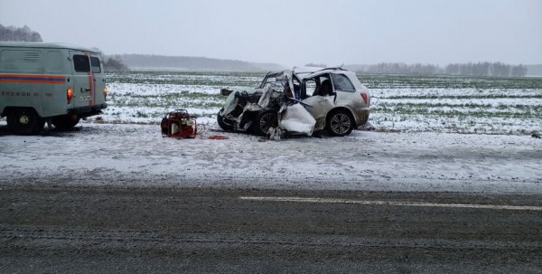 Мужчина и 17-летний парень погибли в легковушке, влетевшей в грузовик