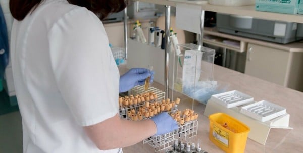 Тест на наличие антител к коронавирусу начали проводить ещё в одном омском медучреждении