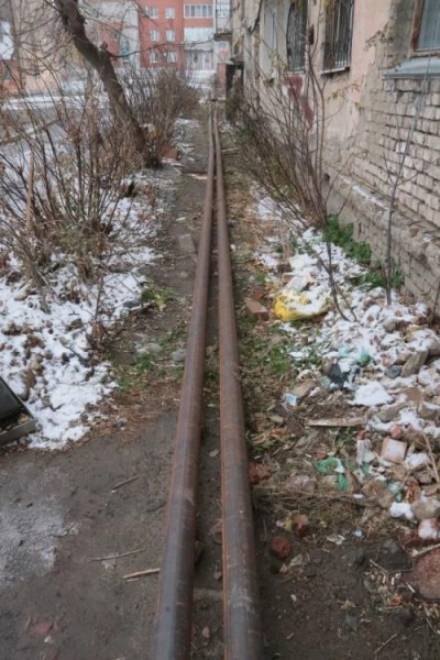 «Вот где настоящий коронавирус»: как омичи живут в многоэтажке, где рассыпаются стены