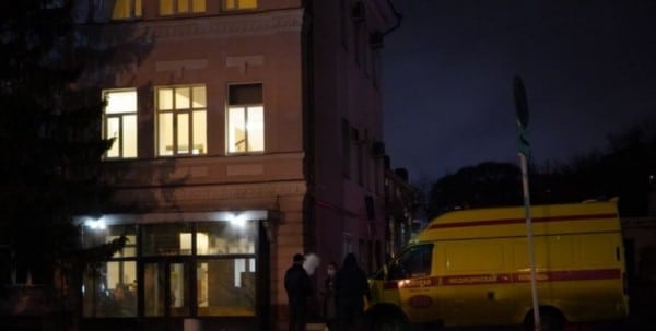 В Омске скорые привезли больных с COVID-19 к зданию Минздрава. Обновлено