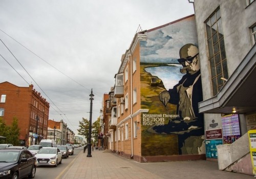 На улице Ленина появился портрет омского художника Кондратия Белова