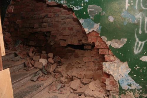 «Вот где настоящий коронавирус»: как омичи живут в многоэтажке, где рассыпаются стены