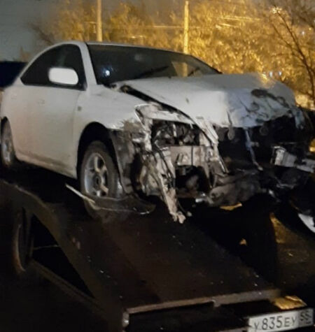 Легковушка влетела в автобус с рабочими, семь человек в больнице