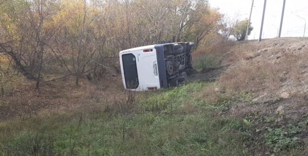В кювете у Парка Победы на боку лежит пассажирская "Газель"