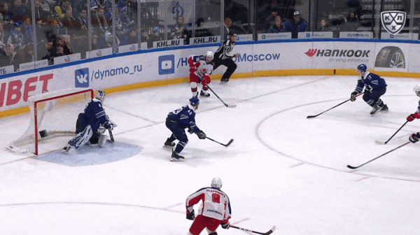 «Авангард» отказался от дальних бросков в большинстве и забивает почти в каждом матче. Идею принес новый помощник Хартли